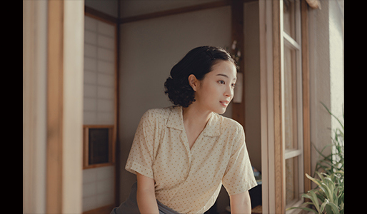 遠い山なみの光